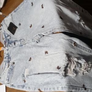 Do not buy these jeans they already sold and it won't let me delete it